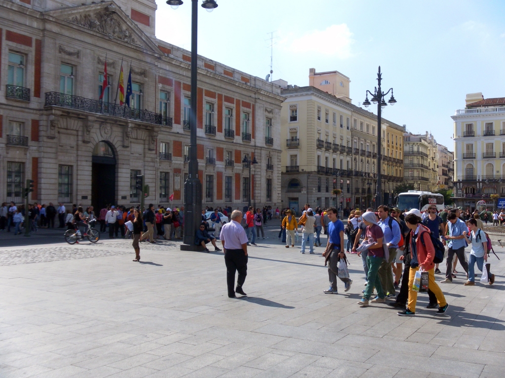 Площадь Пуэрта дель Соль, слева - здание Почты.