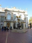 Вход в театр-музей Сальвадора Дали.