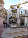 Памятник каталонскому поэту Франсеску Пужолсу, созданный Дали, перед входом в