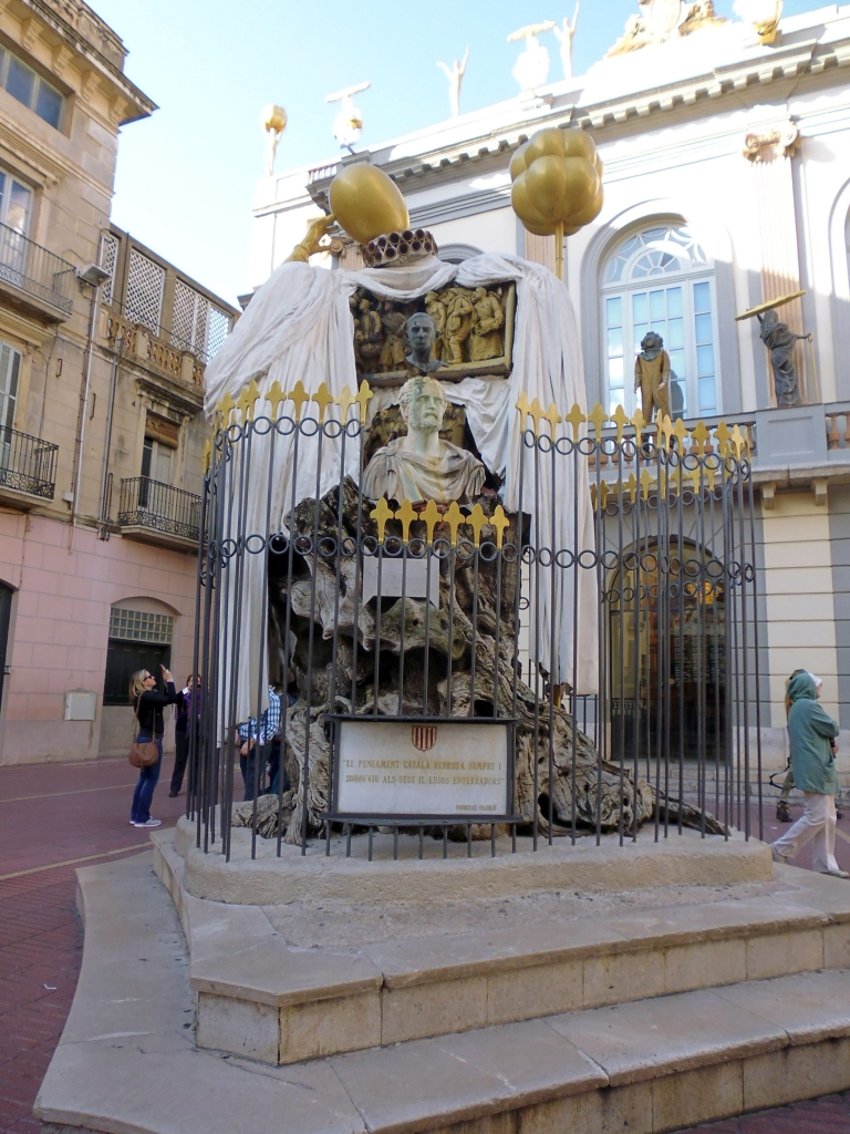 Памятник каталонскому поэту Франсеску Пужолсу, созданный Дали, перед