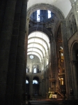 Интерьер собора Сантьяго. Видны тросы, удерживающие гигантское кадило.