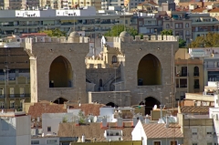 Башни Серранос со стороны города.