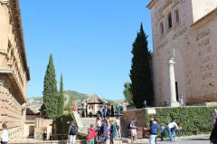 Слева - дворец Карла V, справа церковь Санта Мария де ла Альгамбра.
