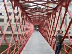 Жирона. Красный мост, построенный по чертежам Гюстава Эйфеля.